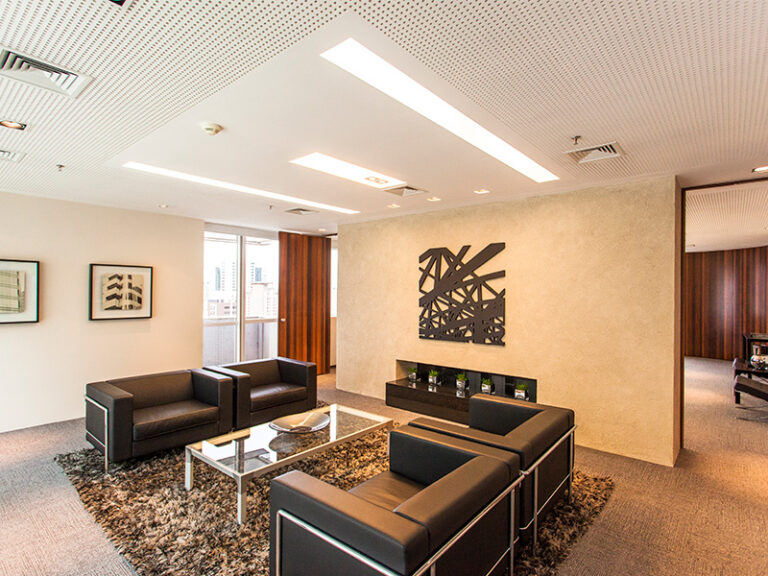 Sala de atendimento com vista panorâmica de São Paulo