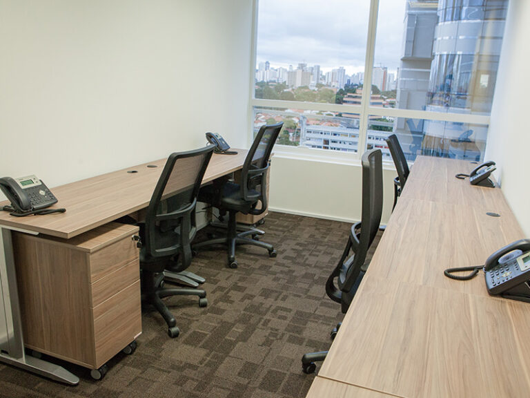 Lounge de espera com poltronas e mesa de centro